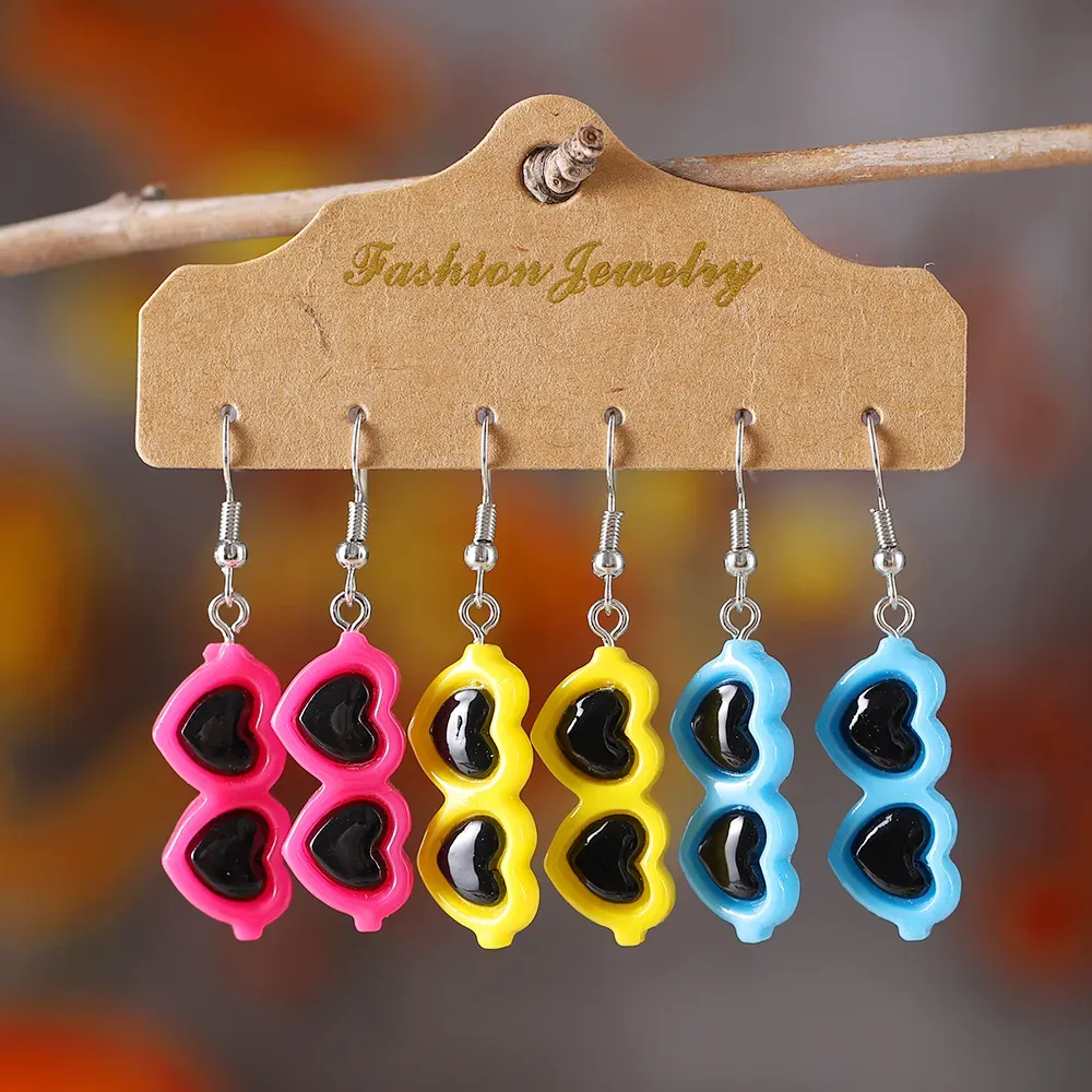 1 Set Retro Heart Shape Resin Drop Earrings display picture 1