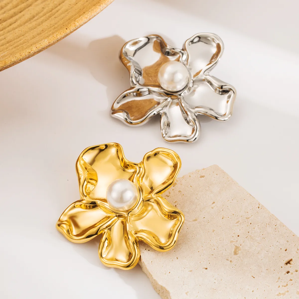 Elegant Flower 304 Stainless Steel Imitation Pearl Plating Women's Brooches display picture 3