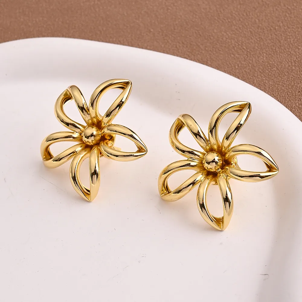 1 Pair/Package Casual Marine Style Modern Style Starfish Flower Polishing Plating Copper Zircon 18K Gold Plated Earrings display picture 3