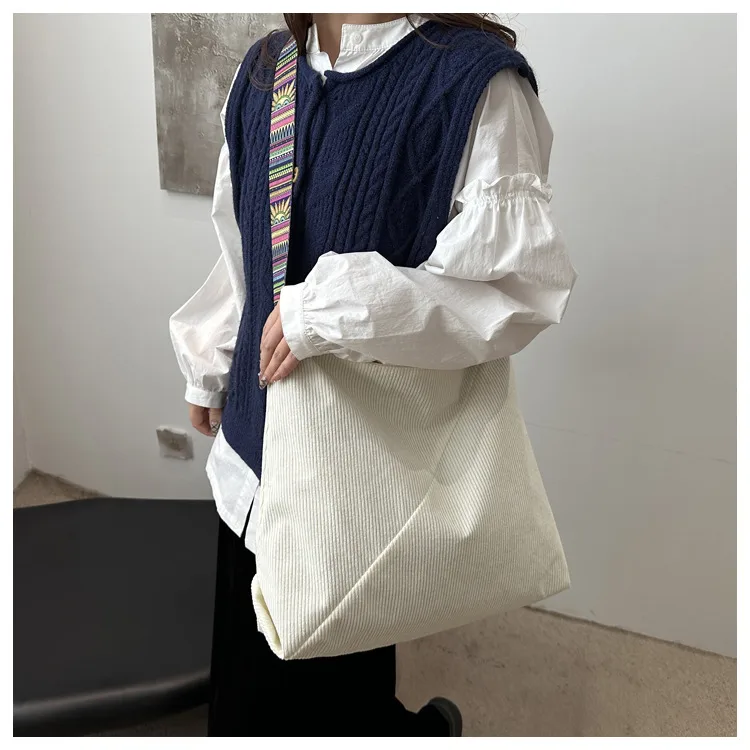 Women's Large Corduroy Solid Color Streetwear Sewing Thread Square Zipper Tote Bag display picture 5