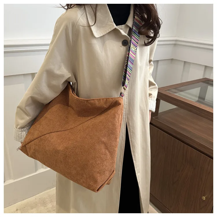 Women's Large Corduroy Solid Color Streetwear Sewing Thread Square Zipper Tote Bag display picture 7