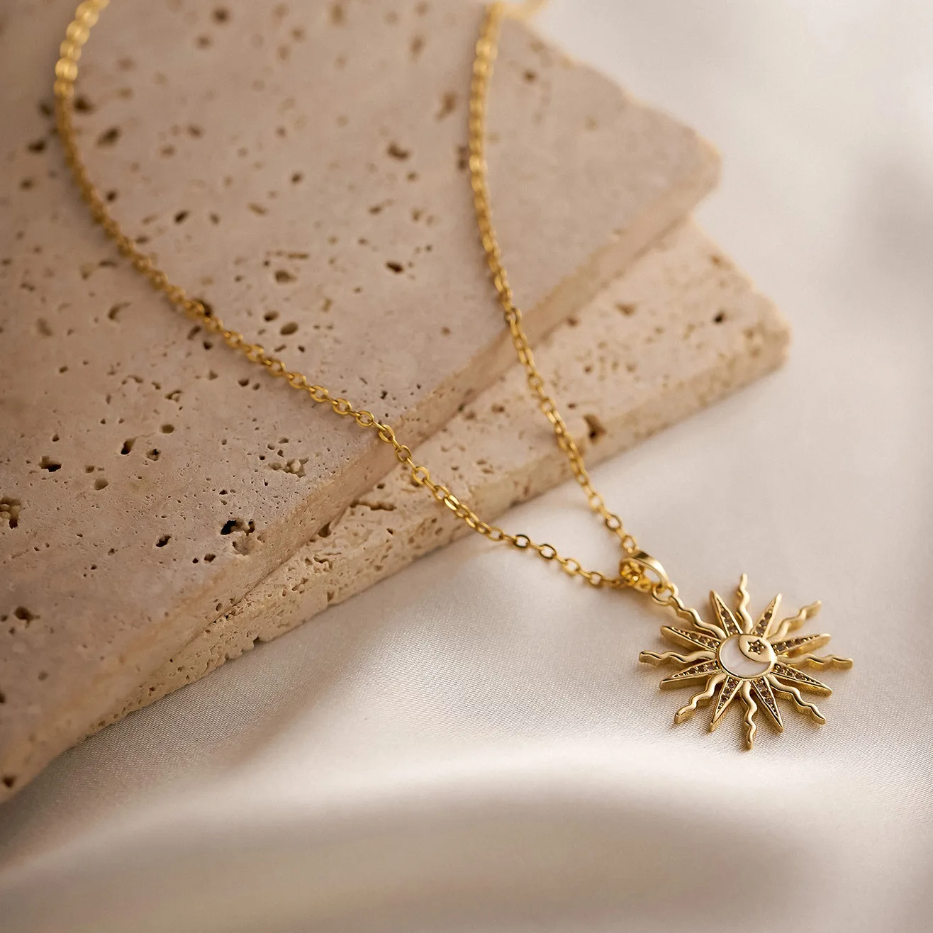 IG Style Simple Style Sun Copper Zircon 14K Gold Plated Women's Pendant Necklace display picture 1
