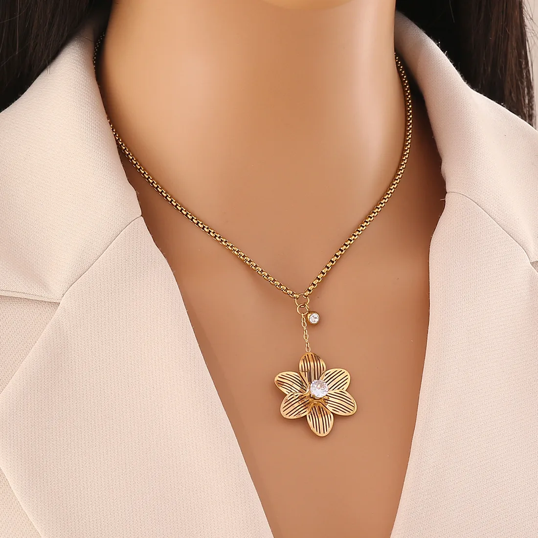 Glam Flower 304 Stainless Steel Flowers Zircon Women's Pendant Necklace Necklace display picture 4