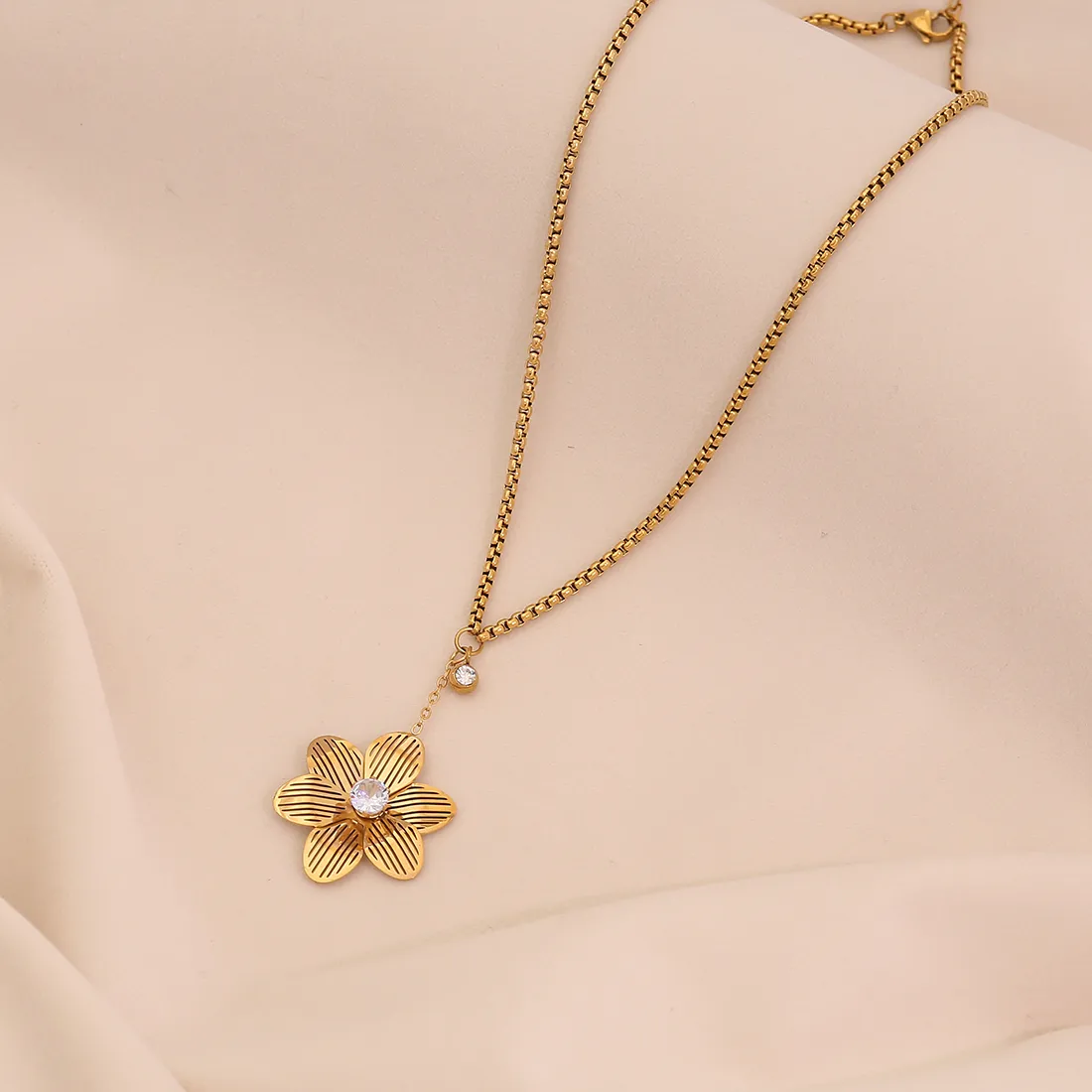 Glam Flower 304 Stainless Steel Flowers Zircon Women's Pendant Necklace Necklace display picture 8