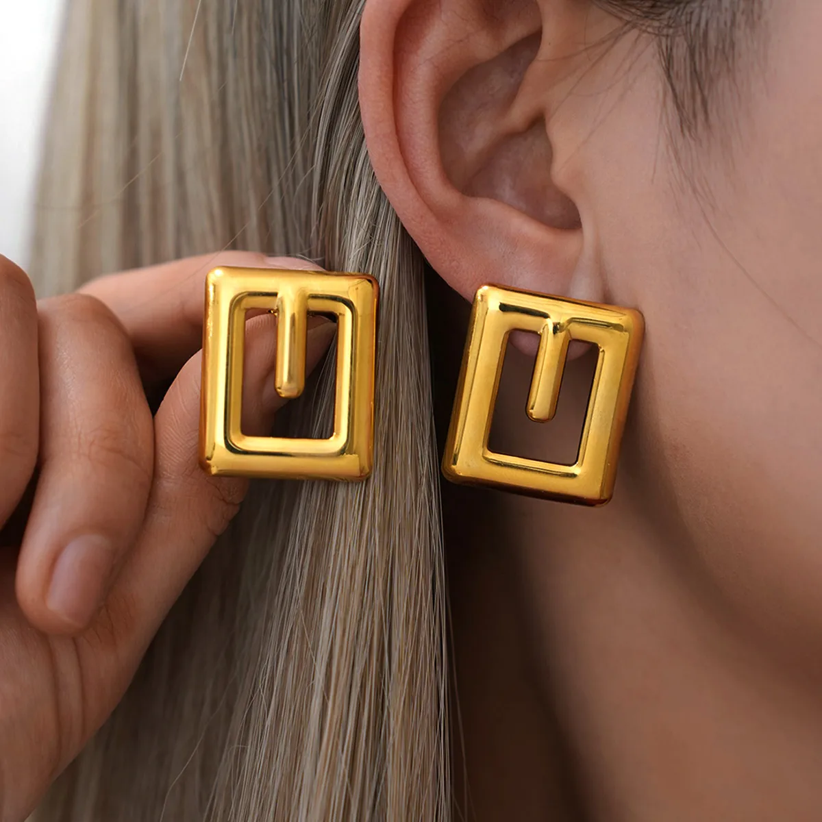 Elegant Retro Geometric 304 Stainless Steel 18K Gold Plated Ear Studs display picture 1