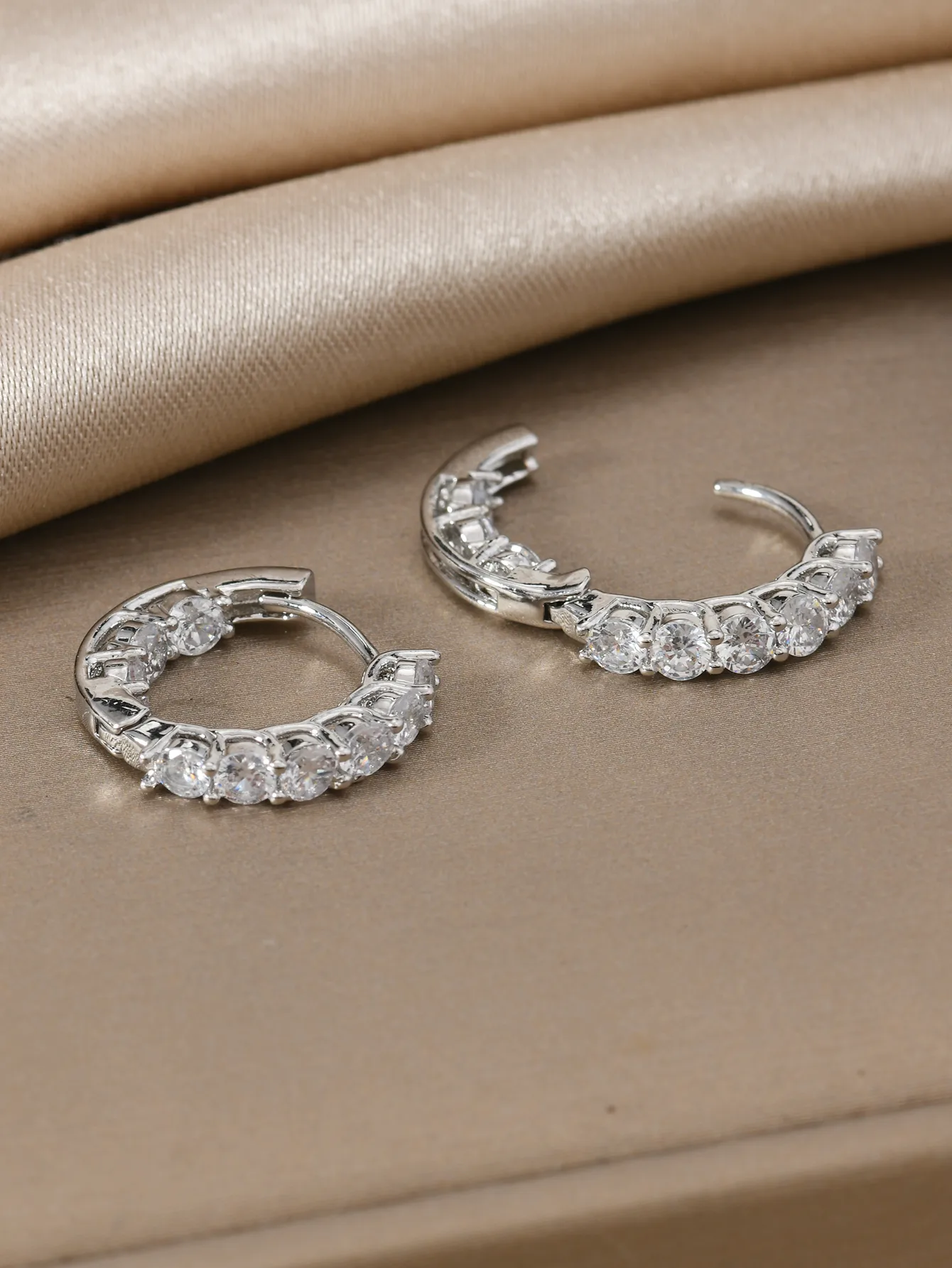 1 Pair Elegant Classic Style Geometric Alloy Earrings display picture 4