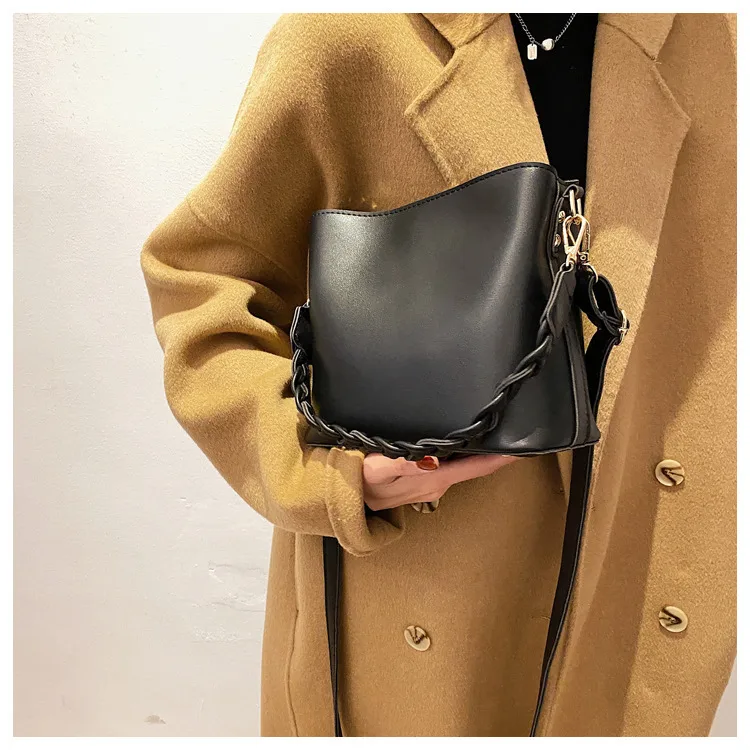 Women's PU Solid Color Elegant Basic Square Zipper Crossbody Bag display picture 1