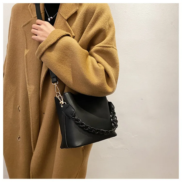 Women's PU Solid Color Elegant Basic Square Zipper Crossbody Bag display picture 2