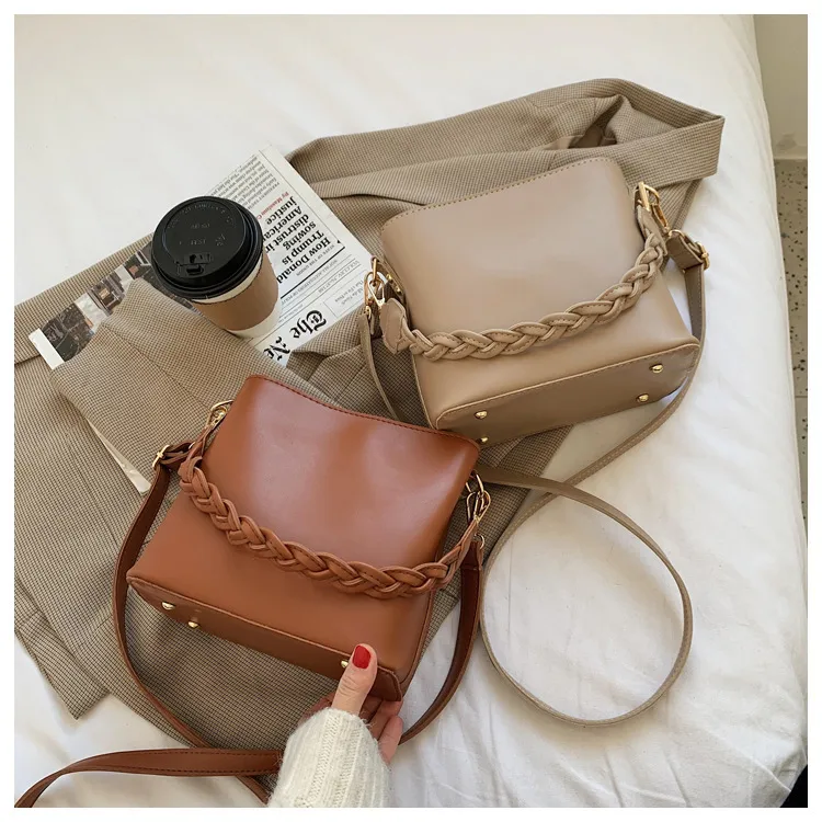 Women's PU Solid Color Elegant Basic Square Zipper Crossbody Bag display picture 3