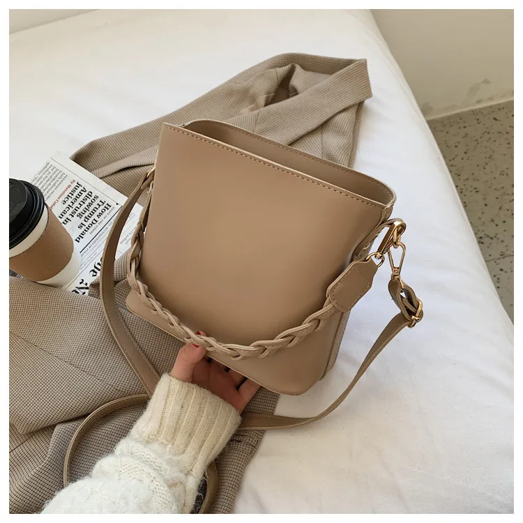 Women's PU Solid Color Elegant Basic Square Zipper Crossbody Bag display picture 4