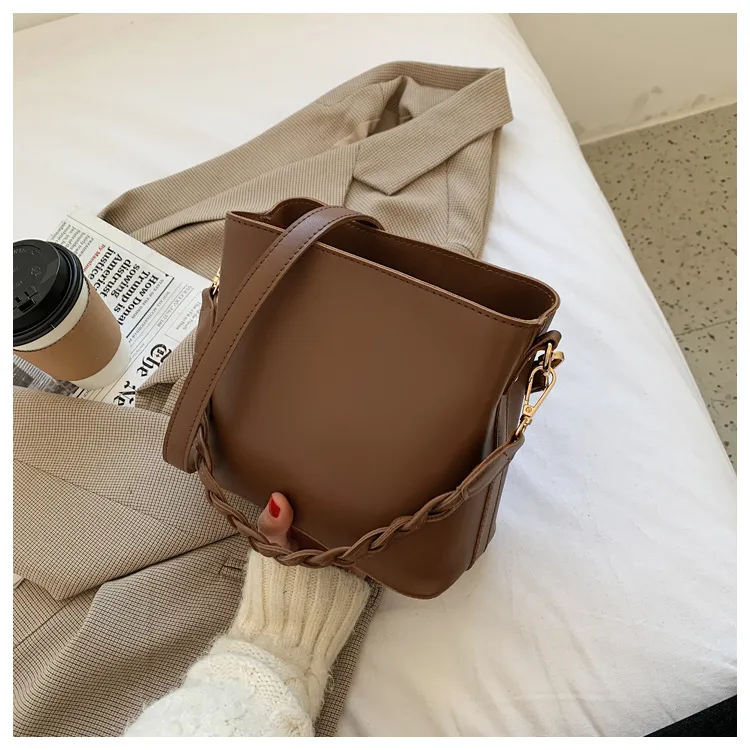 Women's PU Solid Color Elegant Basic Square Zipper Crossbody Bag display picture 6