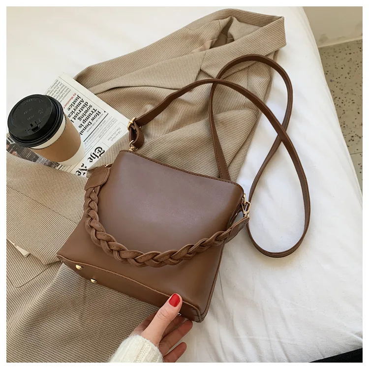 Women's PU Solid Color Elegant Basic Square Zipper Crossbody Bag display picture 7