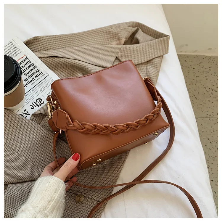 Women's PU Solid Color Elegant Basic Square Zipper Crossbody Bag display picture 8