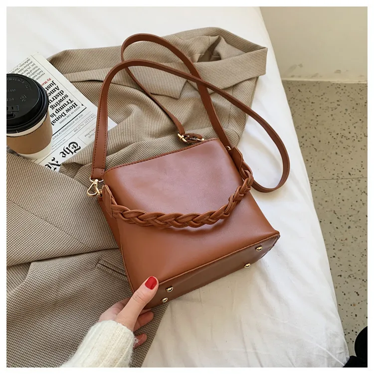 Women's PU Solid Color Elegant Basic Square Zipper Crossbody Bag display picture 9