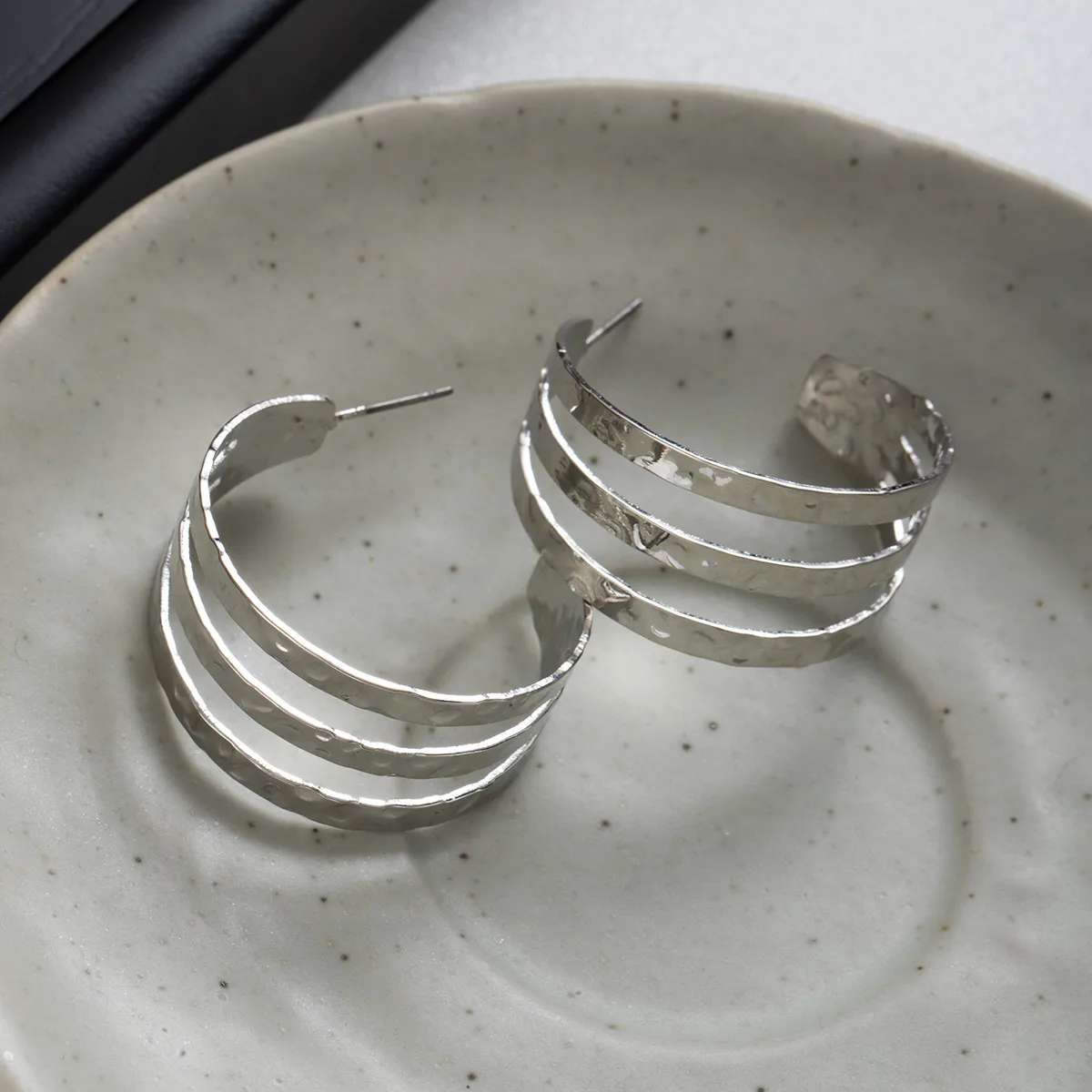 1 Pair Retro Classic Style C Shape Plating Iron Ear Studs display picture 5