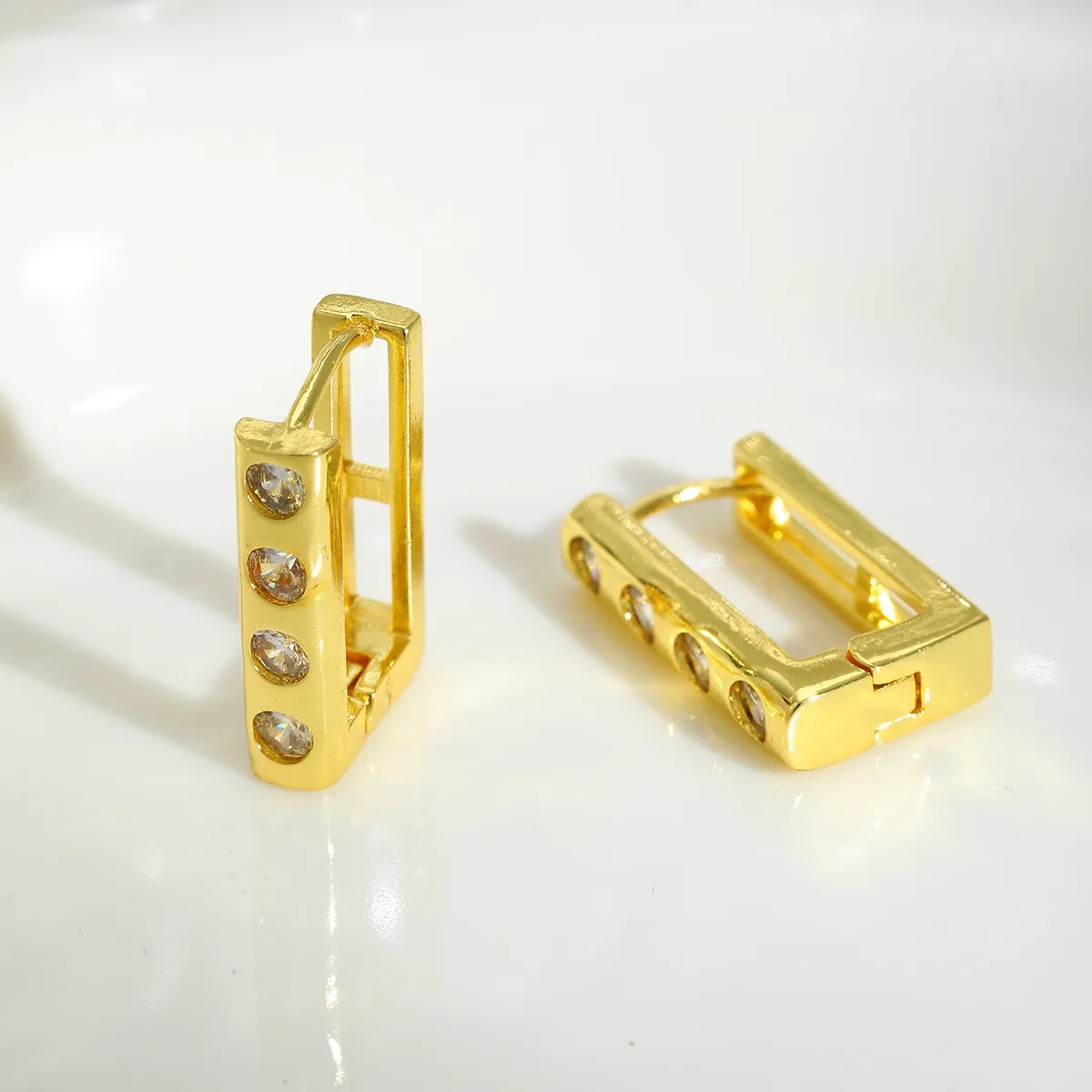 1 Pair Casual Elegant Shiny Geometric Inlay Copper Zircon Imitation Gold  Ear Studs display picture 1