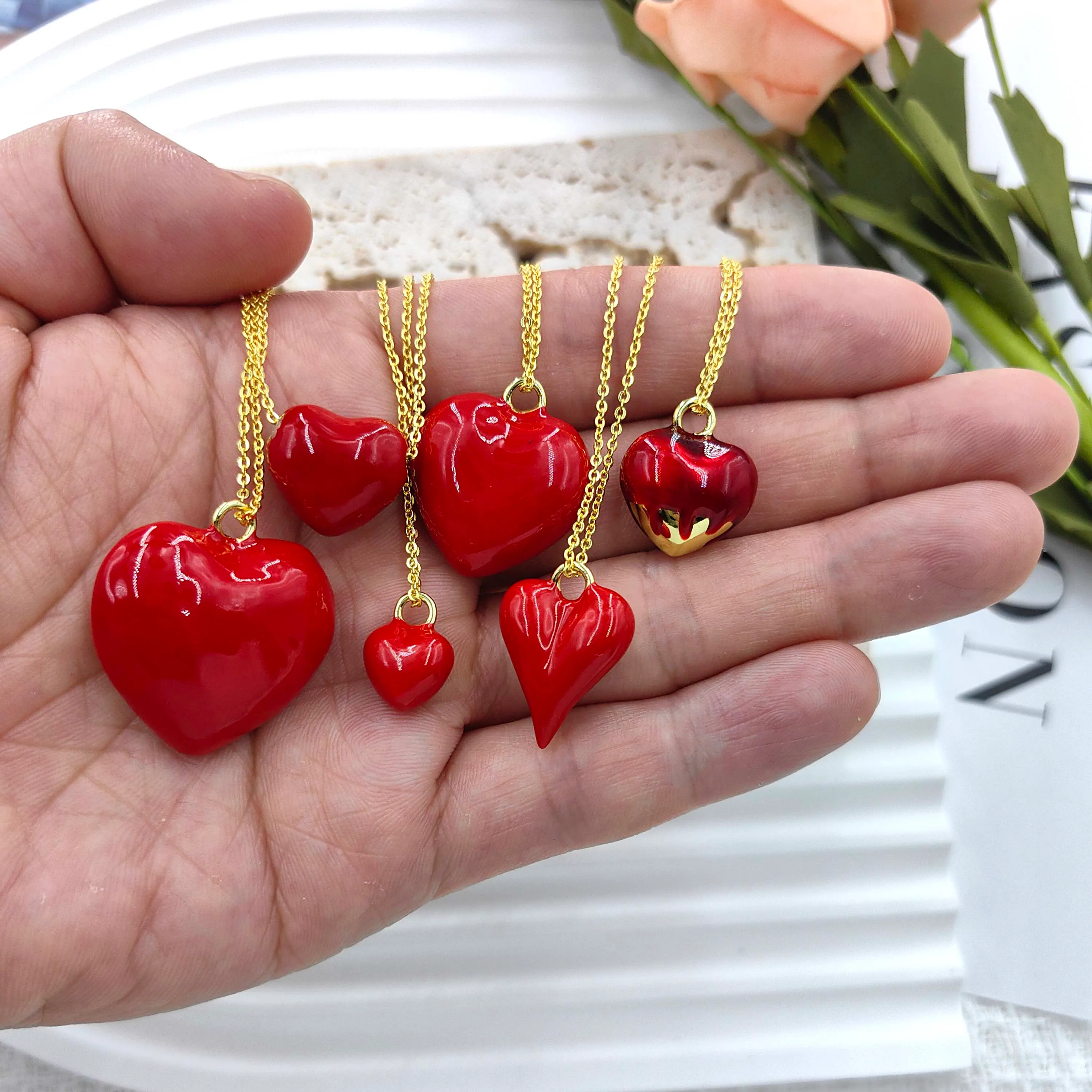 Cute Sweet Heart Shape Copper Women's Pendant Necklace display picture 1