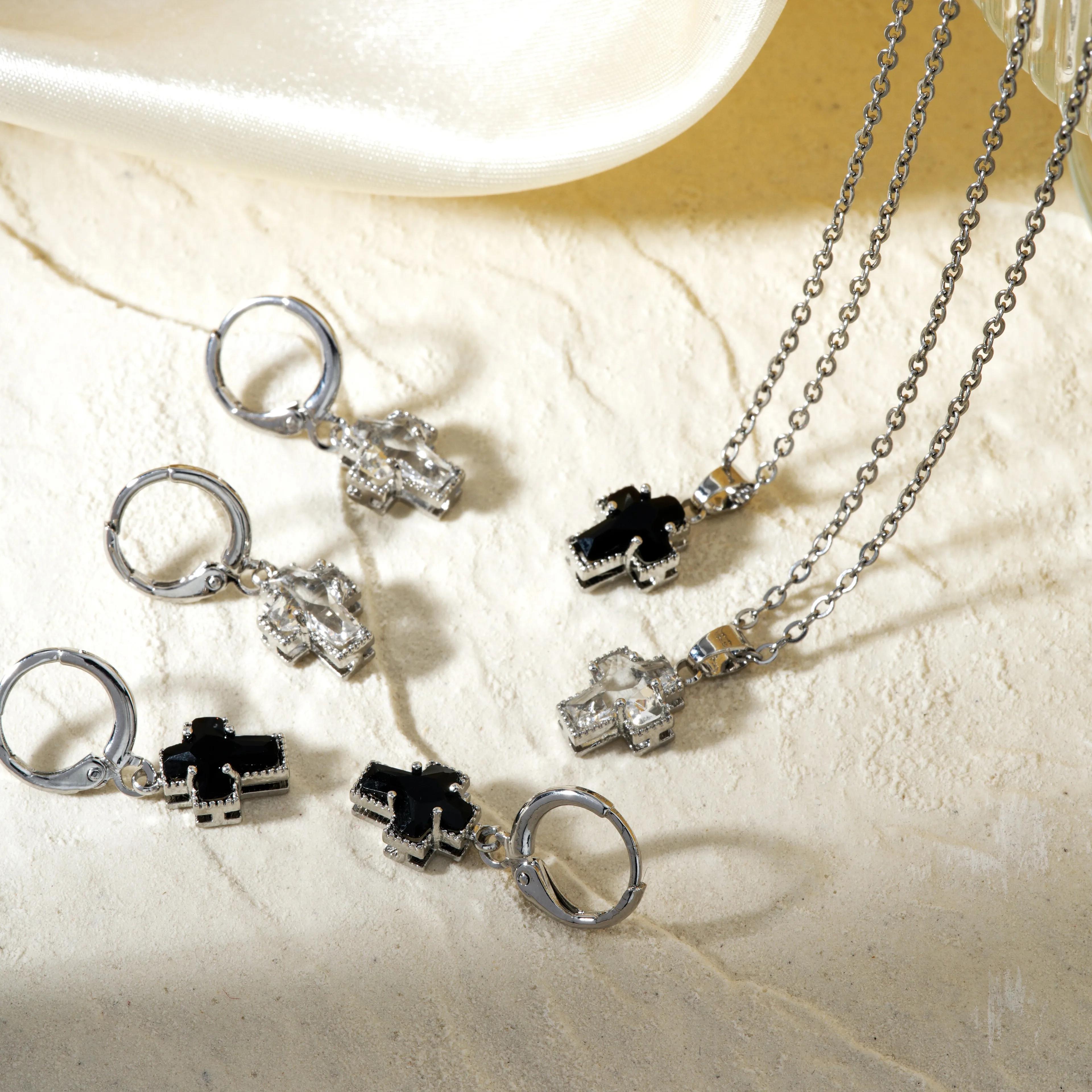 Casual Elegant Cross Copper Inlay Zircon Rhodium Plated Women's Earrings Necklace Jewelry Set display picture 3