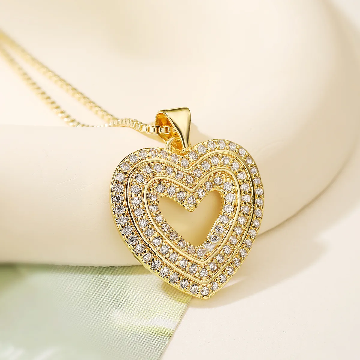 Retro Classic Style Commute Red Heart Copper Women's Pendant Necklace display picture 5