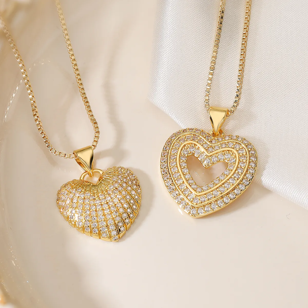 Retro Classic Style Commute Red Heart Copper Women's Pendant Necklace display picture 3