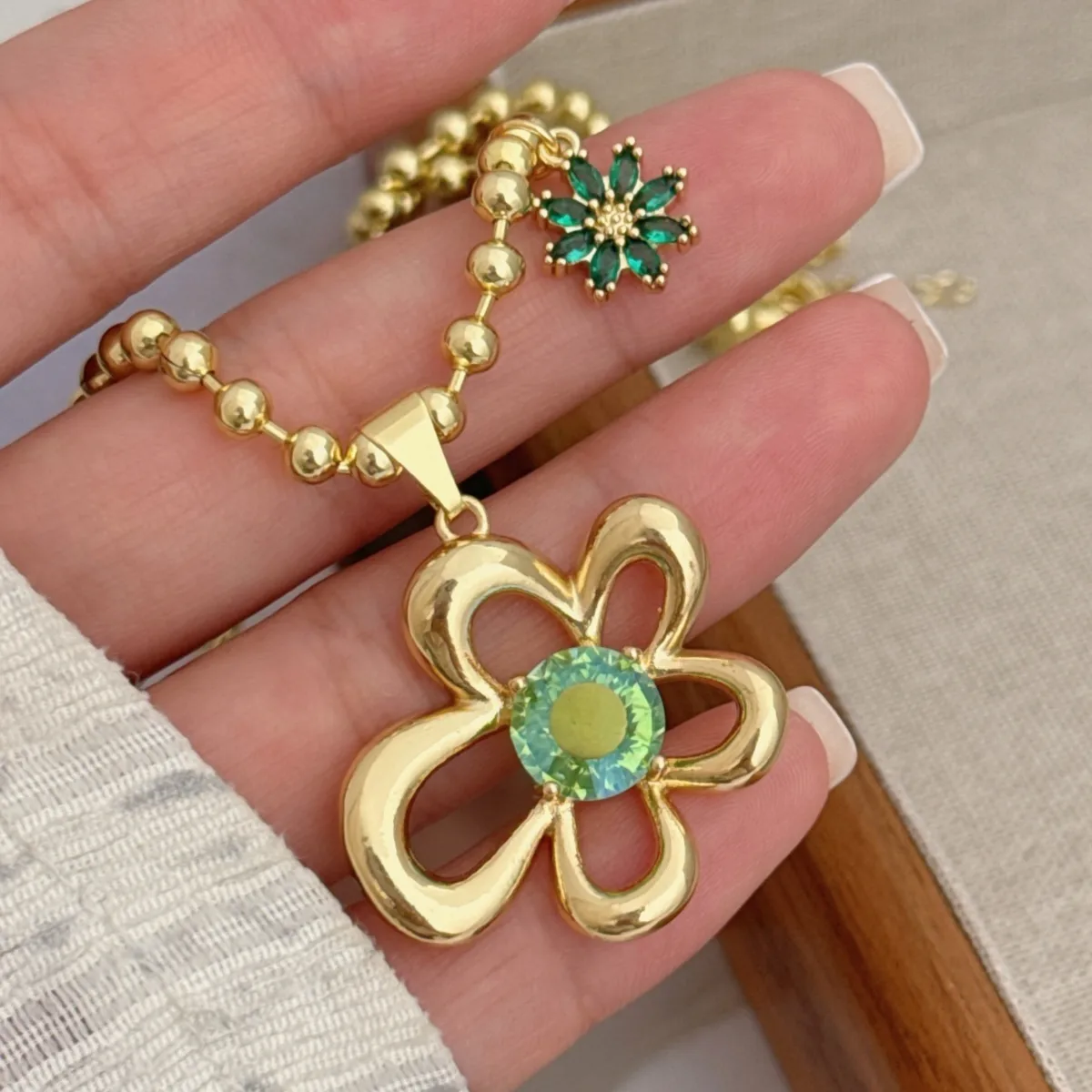 Classic Style Flower Copper Plating Zircon 18K Gold Plated Women's Pendant Necklace display picture 2