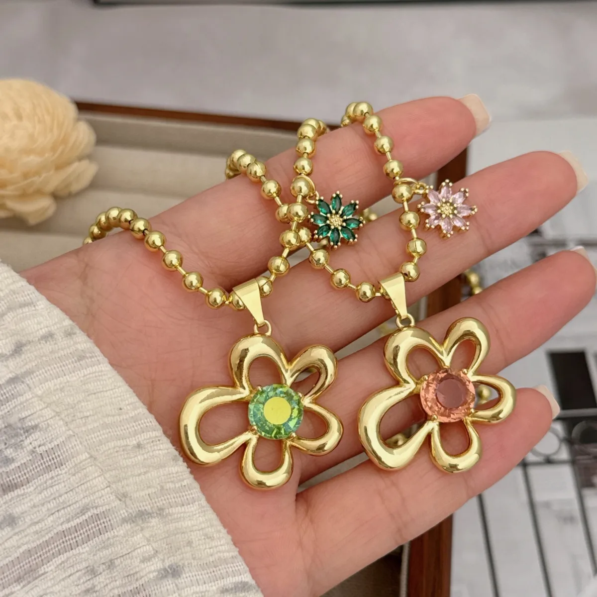 Classic Style Flower Copper Plating Zircon 18K Gold Plated Women's Pendant Necklace display picture 4