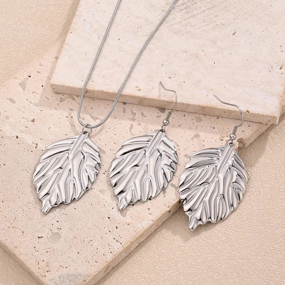 Casual Modern Style Sweet Leaf Stainless Steel Polishing Plating 18K Gold Plated Women's Earrings Necklace Jewelry Set display picture 2