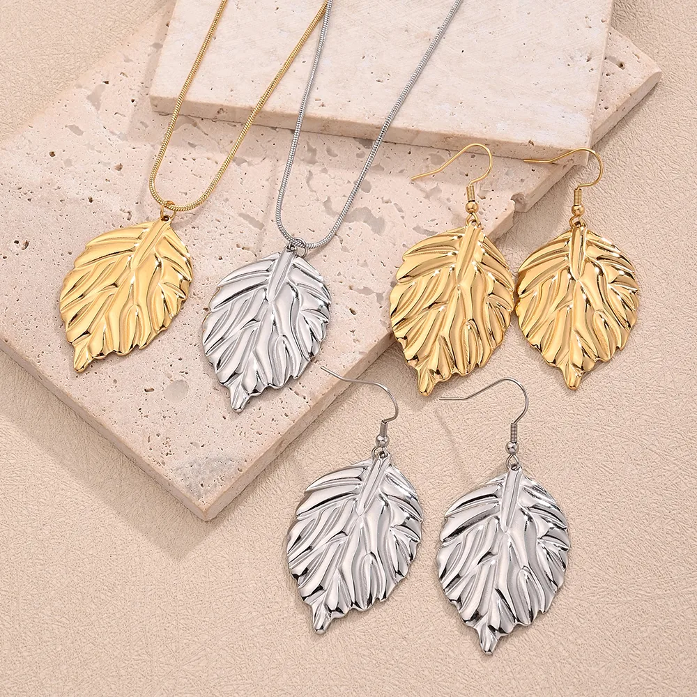 Casual Modern Style Sweet Leaf Stainless Steel Polishing Plating 18K Gold Plated Women's Earrings Necklace Jewelry Set display picture 1