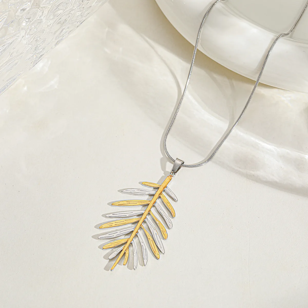 Casual Simple Style Artistic Eight Awn Star Geometric Leaves 304 Stainless Steel Plating Inlay Zircon 18K Gold Plated Women's Pendant Necklace display picture 3