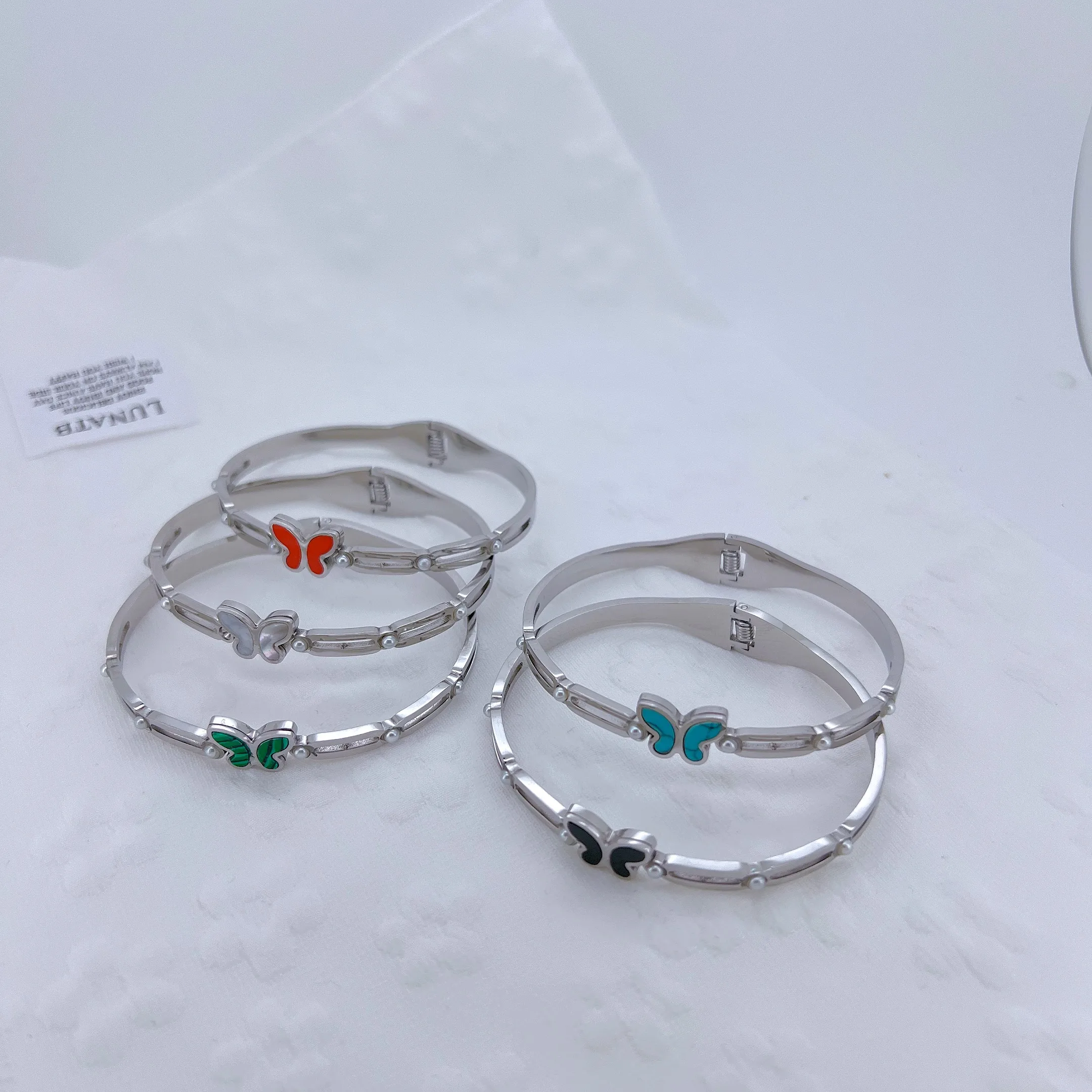 Casual Vacation Modern Style Butterfly Copper Handmade Polishing Enamel Pearl White Gold Plated Women's Bangle display picture 1