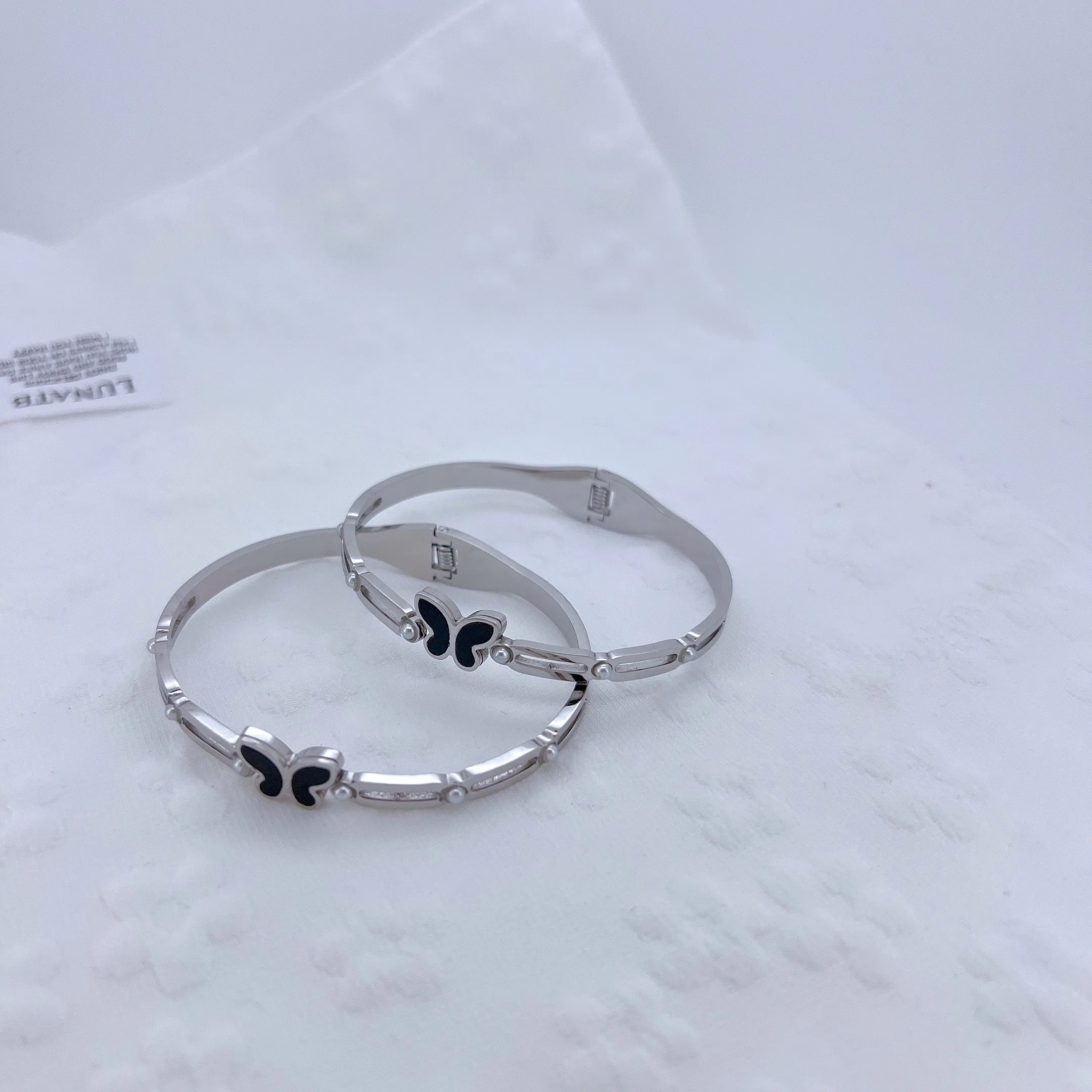 Casual Vacation Modern Style Butterfly Copper Handmade Polishing Enamel Pearl White Gold Plated Women's Bangle display picture 3
