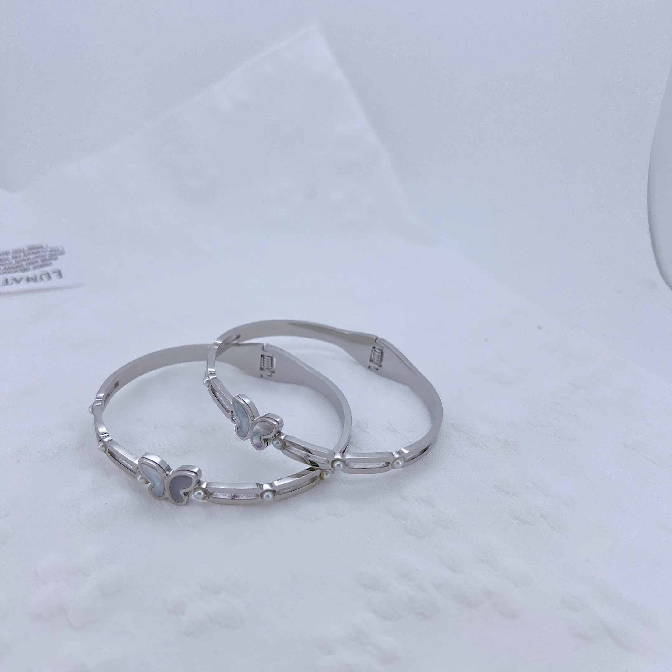 Casual Vacation Modern Style Butterfly Copper Handmade Polishing Enamel Pearl White Gold Plated Women's Bangle display picture 4