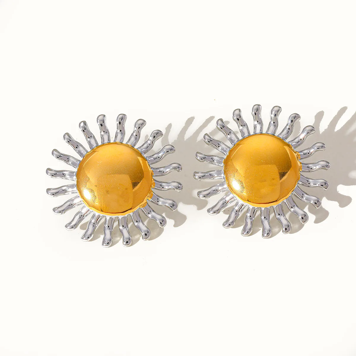 1 Pair Retro Exaggerated Simple Style Sun Plating 304 Stainless Steel 18K Gold Plated Ear Studs display picture 1
