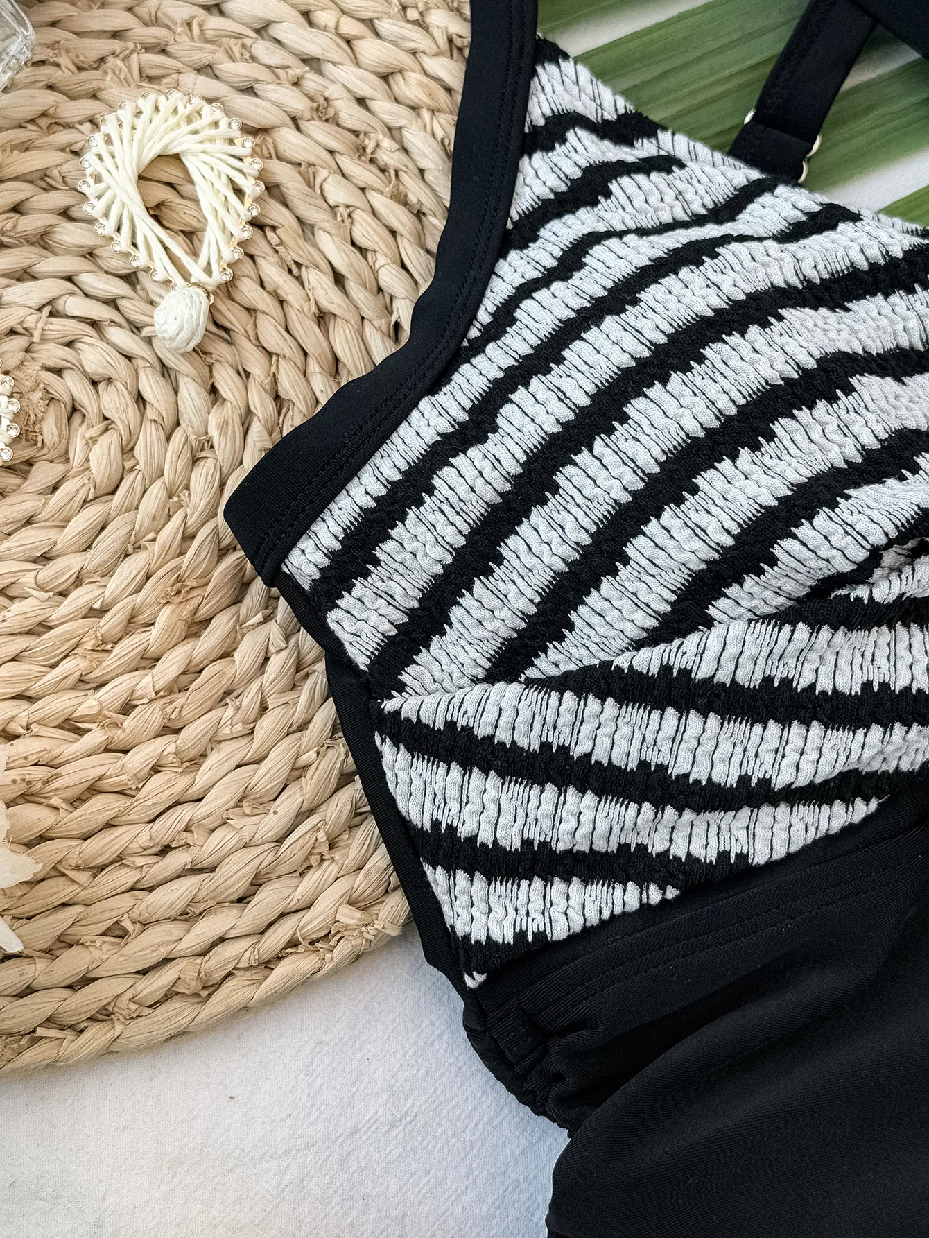 Women's Stripe 1 Piece Swimwear display picture 3
