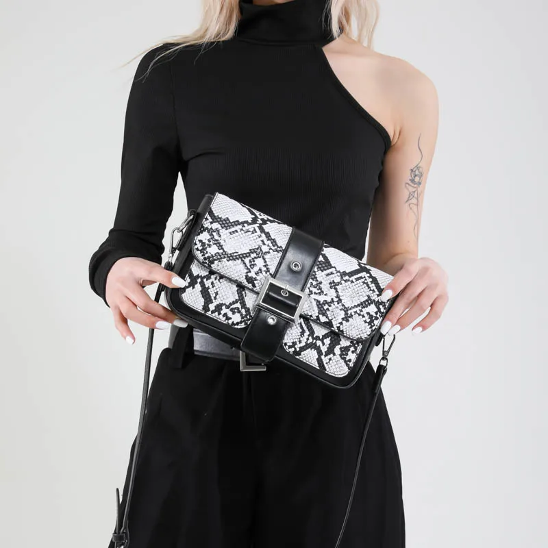 Women's Pu Leather Snakeskin Streetwear Square Buckle Shoulder Bag display picture 18