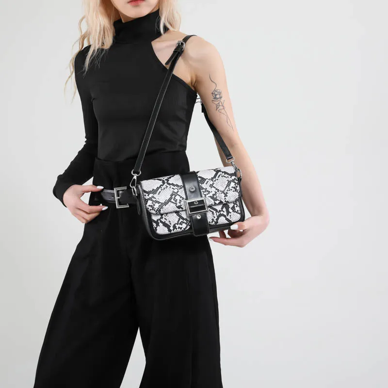 Women's Pu Leather Snakeskin Streetwear Square Buckle Shoulder Bag display picture 11