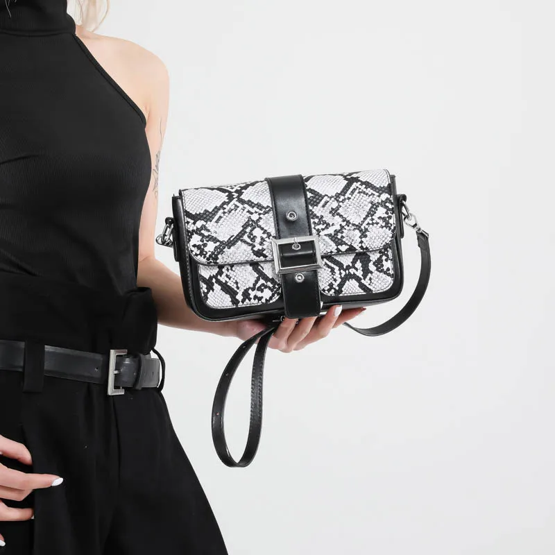 Women's Pu Leather Snakeskin Streetwear Square Buckle Shoulder Bag display picture 12