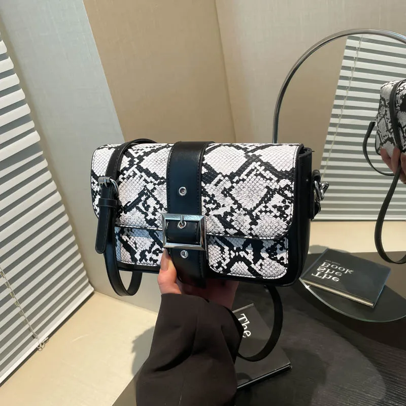 Women's Pu Leather Snakeskin Streetwear Square Buckle Shoulder Bag display picture 27