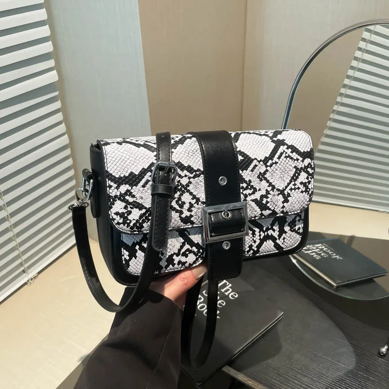 Women's Pu Leather Snakeskin Streetwear Square Buckle Shoulder Bag display picture 30