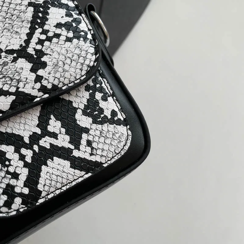 Women's Pu Leather Snakeskin Streetwear Square Buckle Shoulder Bag display picture 70