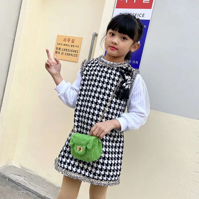 Women's Plush Solid Color Cute Square Lock Clasp Crossbody Bag display picture 8