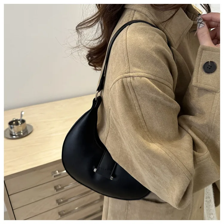 Women's Pu Leather Solid Color Streetwear Sewing Thread Square Zipper Underarm Bag display picture 15