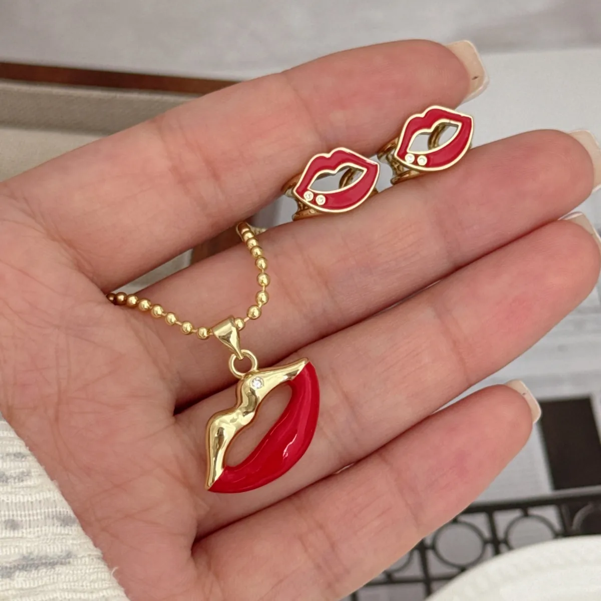 Retro Classic Style Red Lips Copper Epoxy 18K Gold Plated Women's Ear Cuffs Necklace Jewelry Set display picture 3