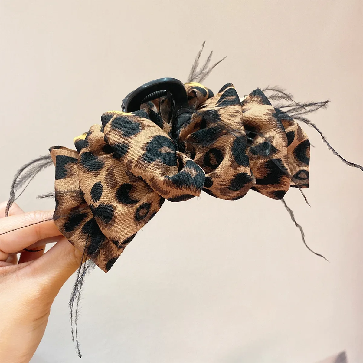 Women's Elegant Leopard Fabric Hair Claws display picture 3