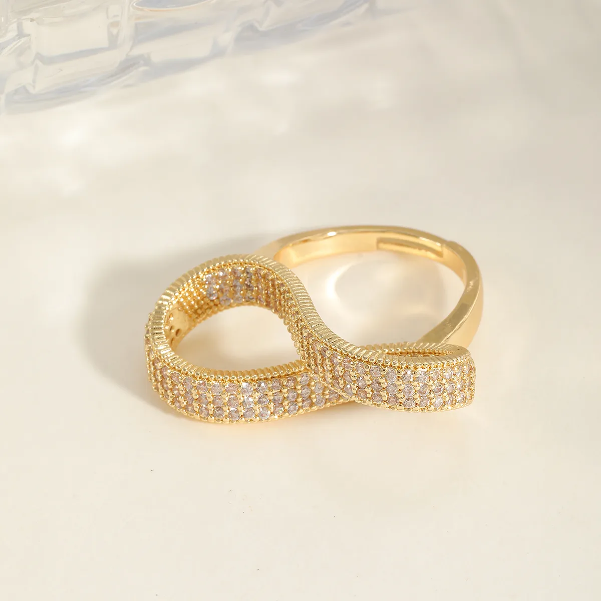 Elegant Cute Classic Style Infinity Solid Color Copper Inlay Zircon 18K Gold Plated Women's Rings display picture 1