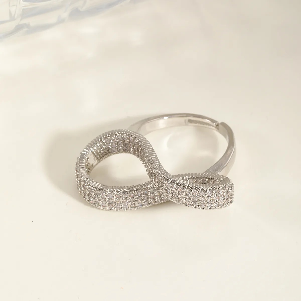 Elegant Cute Classic Style Infinity Solid Color Copper Inlay Zircon 18K Gold Plated Women's Rings display picture 2