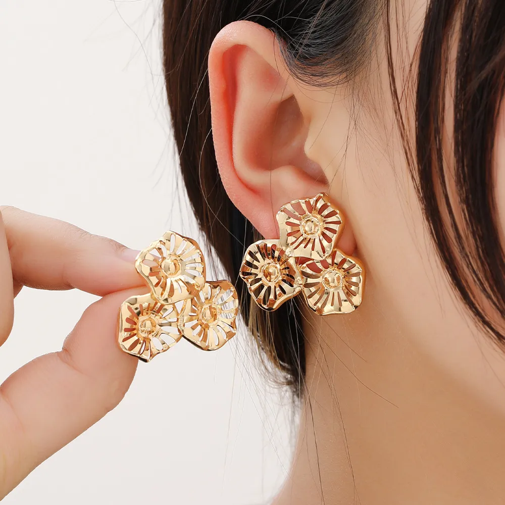 1 Pair Classic Style Flower Plating Iron Ear Studs display picture 2