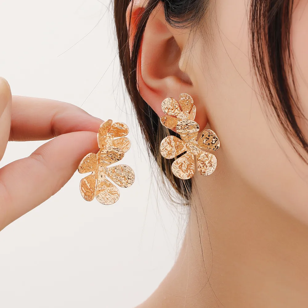 1 Pair Retro Classic Style Flower Plating Iron Ear Studs display picture 2