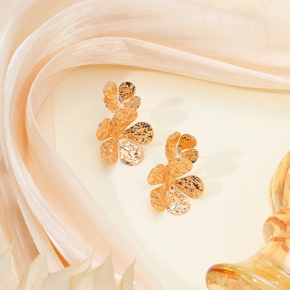 1 Pair Retro Classic Style Flower Plating Iron Ear Studs display picture 3