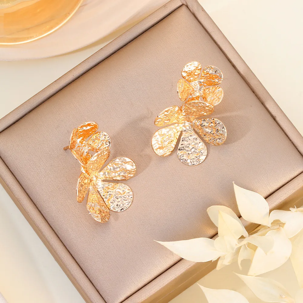 1 Pair Retro Classic Style Flower Plating Iron Ear Studs display picture 4
